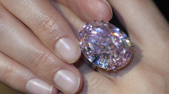 Berlian merah muda dengan karat 59,60, yang dikenal dengan The Pink Star, laku terlelang dengan angka penawaran terakhir $71,2 juta dollar.