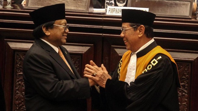 Dua indikasi pelanggaran etik yaitu pertemuan MA dengan perwakilan Partai Hanura dan waktu pelantikan di luar jam kerja yakni pada malam hari.