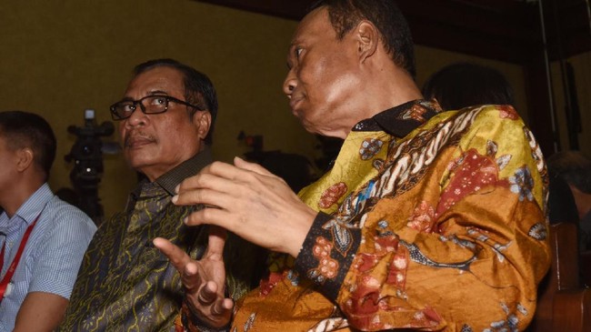 Majelis hakim harus memimpin sidang yang lain sehingga pemeriksaan saksi ditunda hingga Kamis pekan ini.