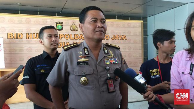 Kabid Humas Polda Metro Jaya Kombes Argo Yuwono menyebut dosen IPB berinisial AB tak puas dengan pelemparan molotov 24 September, lalu membuat rencana baru.
