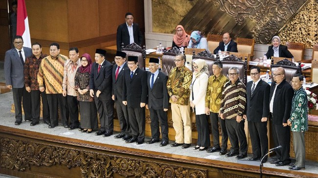 Pelantikan anggota KPU dan Bawaslu akan dilakukan presiden paling lama tujuh hari kerja setelah menerima surat keputusan hasil paripurna dari DPR.