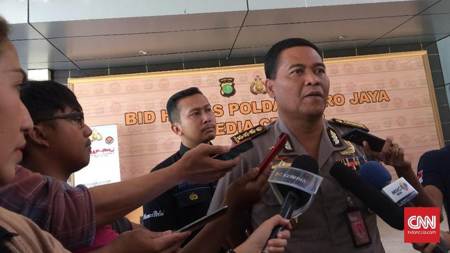 Menurut polisi, korban dibawa ke suatu tempat oleh orang banyak dan dipukuli karena menyebarkan kopian yang dianggap menghina Rizieq Shihab.