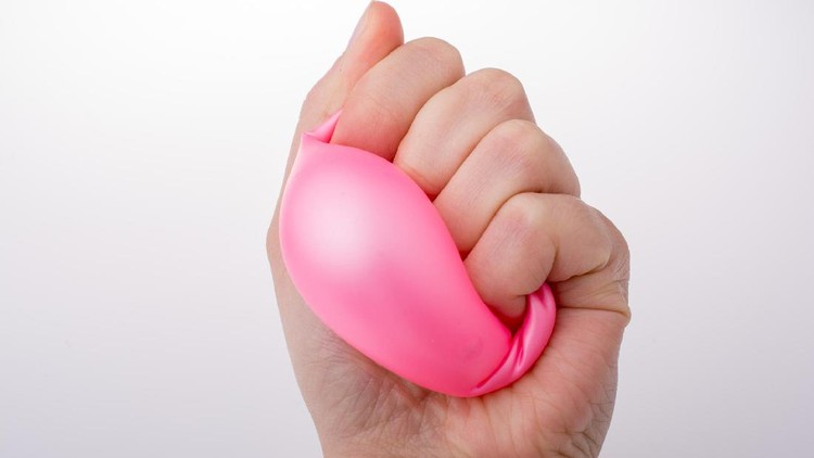 Bunda tahu mainan squishy kan? Kira-kira ada nggak ya manfaat mainan ini buat anak-anak?