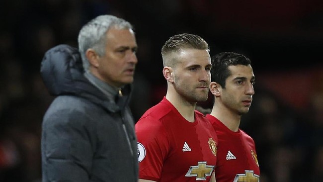 Bek kiri Manchester United Luke Shaw sempat terpukul dengan kritikan Jose Mourinho. Namun, ia menegaskan komitmennya di Manchester United.
