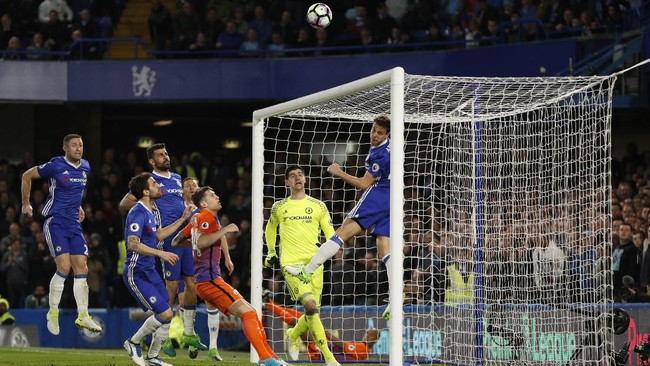 Setelah kehilangan tiga poin usai dikalahkan Crystal Palace di Stamford Bridge pada pekan lalu, di stadion yang sama malam ini Chelsea menaklukkan ManCity 2-1.