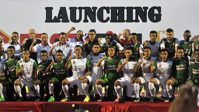 Pelatih PS TNI Laurent Hatton menilai manajemen Pusamania Borneo FC terlalu cengeng menanggapi cedera yang dialam dua pemainnya.