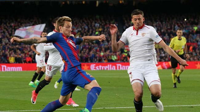 Barcelona bisa merebut status sebagai pemuncak klasemen La Liga jika menang atas Sevilla dalam laga di Camp Nou. Babak pertama Barca unggul 3-0.