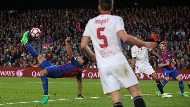 Barcelona kini di puncak klasemen untuk sementara usai membantai Sevilla dengan skor 3-0 di Camp Nou. Tiga gol Barca dipersembahkan Luis Suarez dan Lionel Messi