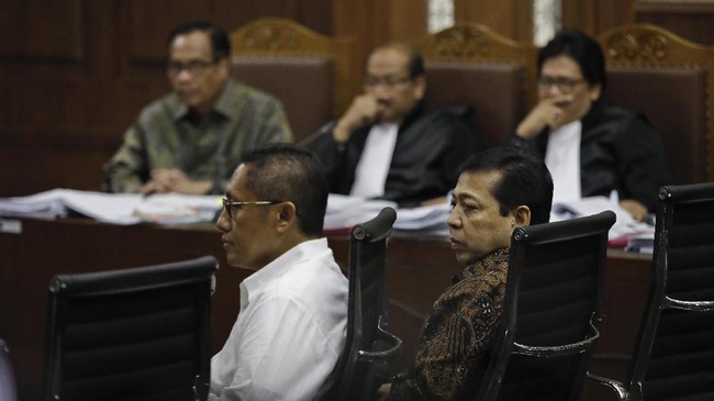 Jaksa berupaya memanggil bos konsorsium proyek e-KTP, Paulus Tanos. Pengacara Paulus, Hotma Sitompul, menyebut Setya Novanto sebagai pemegang proyek.