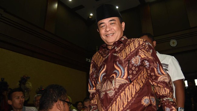 KPK juga memanggil politikus Golkar yang lain Chaeruman Harahap dalam kasus ini. Keduanya di pengadilan disebut kecipratan duit proyek e-KTP.