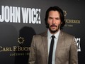 Gestur Unik Keanu Reeves kala Foto Bersama Wanita