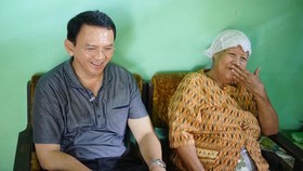 Ahok Ziarahi Makam Ayah Dua Pekan Jelang Pencoblosan