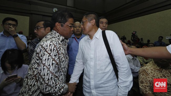 Anas membantah kesaksian Muhammad Nazaruddin, eks koleganya di Partai Demokrat. Anas mengaku tidak menerima uang dugaan korupsi proyek e-KTP.