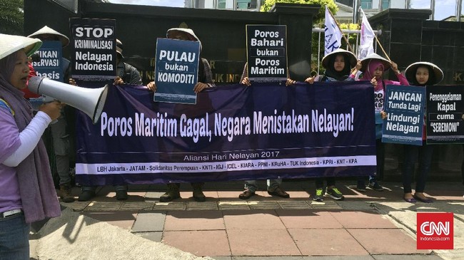 Nelayan menyatakan bahwa Poros Maritim yang digagas Presiden Jokowi justru membuat mereka terpuruk karena tak dilibatkan dalam pengambilan kebijakan.