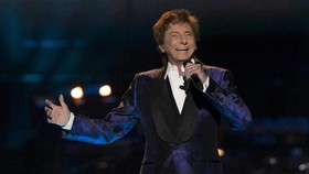 Pengakuan Barry Manilow Soal Gay dan Pernikahan Rahasia