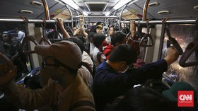 Ramai-ramai Warga Protes Sistem Baru Tap Out TransJakarta
