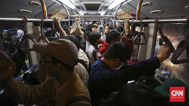 Sistem baru Transjakarta yang mewajibkan penumpang tap in-tap out dengan sistem satu kartu satu orang menuai protes. Warga jengkel minta sistem dibatalkan.