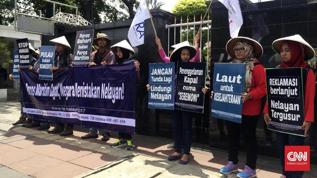 Gagasan Poros Maritim Dunia Jokowi pada 2014 dinilai tak lagi jadi prioritas periode saat ini yang lebih mementingkan investasi besar dan meminggirkan nelayan.