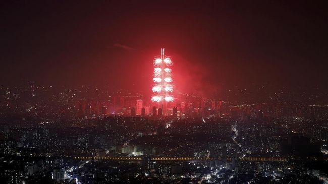 Bersama Singapura, Korea Selatan menduduki peringkat teratas daftar paspor terkuat tahun ini. Kedua negara itu bebas visa ke 162  negara.