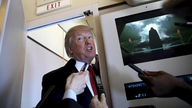 Donald Trump menjadi presiden pertama Amerika sejak Ronald Reagan yang tidak menghadiri jamuan koresponden Gedung Putih saat peringatan 100 hari menjabat.