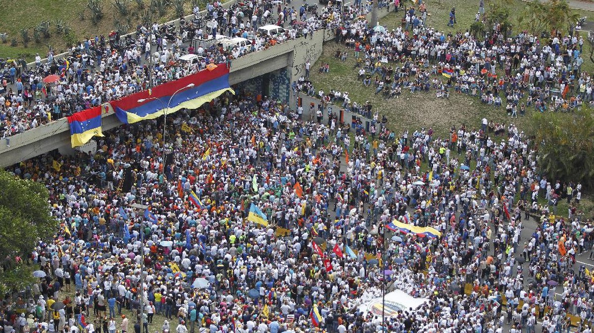 Lengserkan Maduro, Bentrok Pecah di Caracas