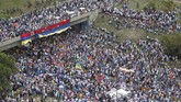 Lengserkan Maduro, Bentrok Pecah di Caracas Kerusuhan terjadi dalam aksi demontrasi guna menggulingkan Presiden Nicolas Maduro. Mereka menuntut presiden mundur karena kemiskinan merajalela.