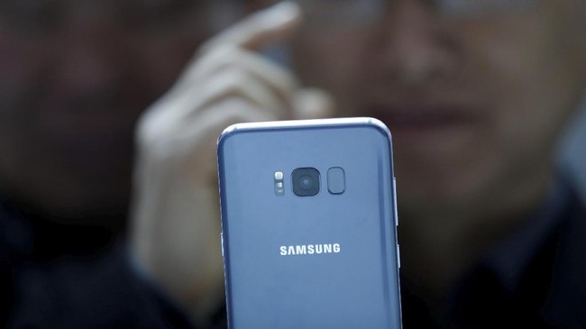 Layar ini awalnya dirancang untuk Apple. Tapi, masalah laminasi layar sepertinya masih menjadi penghambat peluncuran ponsel inovatif ini ke pasar.