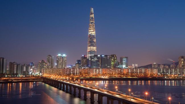 Bernama Observation Deck, bangunan kaca itu terletak di puncak Lotte World Tower, yang setinggi 499,8 meter.