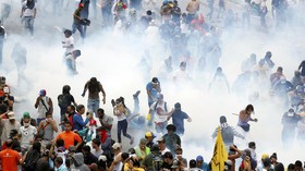 Lengserkan Maduro, Bentrok Pecah di Caracas