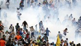 Lengserkan Maduro, Bentrok Pecah di Caracas Kerusuhan terjadi dalam aksi demontrasi guna menggulingkan Presiden Nicolas Maduro. Mereka menuntut presiden mundur karena kemiskinan merajalela.