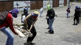 Lengserkan Maduro, Bentrok Pecah di Caracas Kerusuhan terjadi dalam aksi demontrasi guna menggulingkan Presiden Nicolas Maduro. Mereka menuntut presiden mundur karena kemiskinan merajalela.