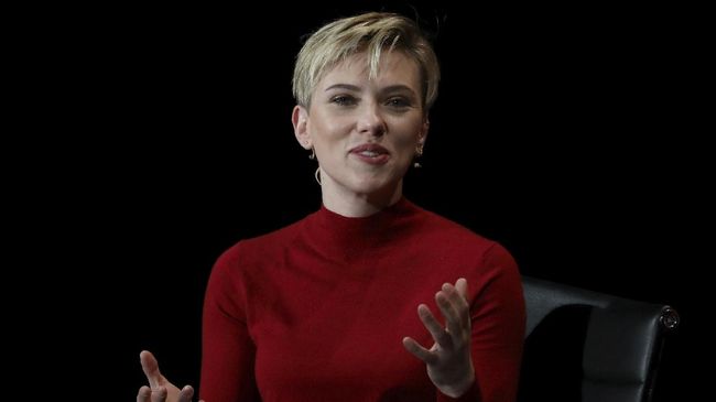Publisis Scarlett Johansson mengatakan bahwa pemeran 'Black Widow' itu resmi bertunangan dengan pacarnya yang sudah dikencani dua tahun terakhir, Colin Jost.