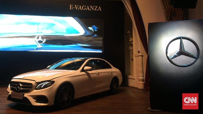 Seri terbaru Mercedes-benz E-Class dilengkapi dengan fitur terkini dalam soal keselamatan memiliki teknologi parkir otomatis.