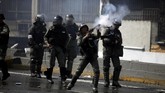 Lengserkan Maduro, Bentrok Pecah di Caracas Kerusuhan terjadi dalam aksi demontrasi guna menggulingkan Presiden Nicolas Maduro. Mereka menuntut presiden mundur karena kemiskinan merajalela.