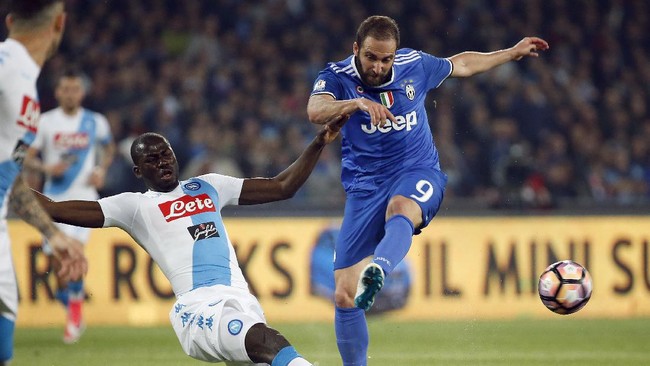 Striker Juventus Gonzalo Higuain tetap tampil impresif meski mendapat teror dari suporter bekas klubnya, Napoli, pada semifinal Coppa Italia di San Paolo.