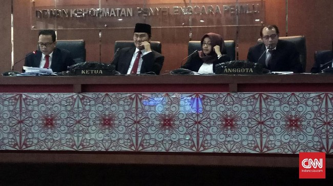 Pengambilan keputusan Bawaslu terkait dugaan mahar Sandiaga Uno pada PAN dan PKS dinilai tidak dilakukan secara transparan.