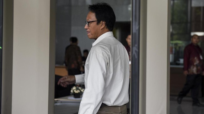 Mantan Direktur Percetakan Negara Republik Indonesia Isnu Edhi Wijaya menyatakan pertama kali mengenal Andi Narogong melalui pejabat Kemendagri Irman.
