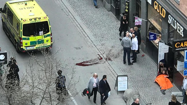 Setidaknya dua orang tewas ketika sebuah truk menabrak kerumunan di satu ruas jalan di pusat kota Stockholm, Swedia, pada Jumat (7/4).