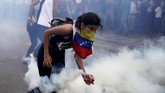 Lengserkan Maduro, Bentrok Pecah di Caracas Kerusuhan terjadi dalam aksi demontrasi guna menggulingkan Presiden Nicolas Maduro. Mereka menuntut presiden mundur karena kemiskinan merajalela.