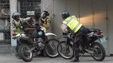 Lengserkan Maduro, Bentrok Pecah di Caracas Kerusuhan terjadi dalam aksi demontrasi guna menggulingkan Presiden Nicolas Maduro. Mereka menuntut presiden mundur karena kemiskinan merajalela.
