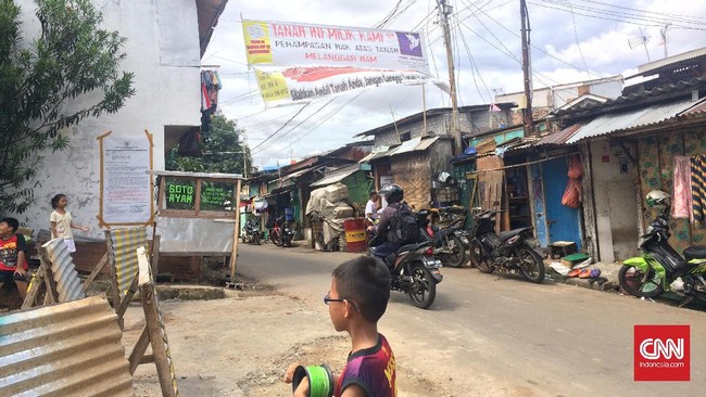 Warga menyebut, petinggi KAI selama ini hanya mengirim bawahannya untuk menyampaikan rencana penggusuran.