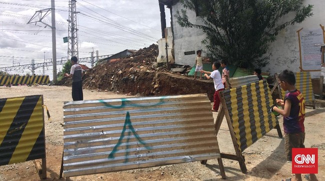 Menurut kuasa hukum warga RW 12, Manggarai, langkah PT KAI bukanlah membongkar, melainkan menyerobot tanah karena bukan milik KAI.