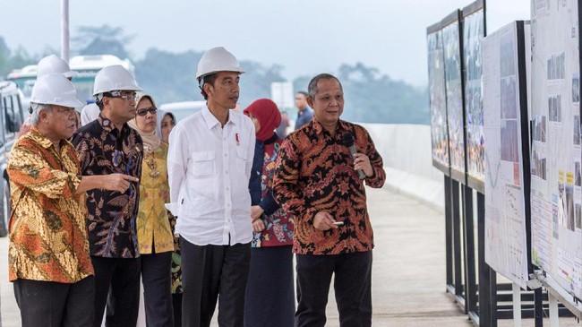 MK telah mencabut kewenangan Mendagri dalam menghapus perda. Selama ini pemerintah mengklaim, perda yang dihapus menghambat investasi.