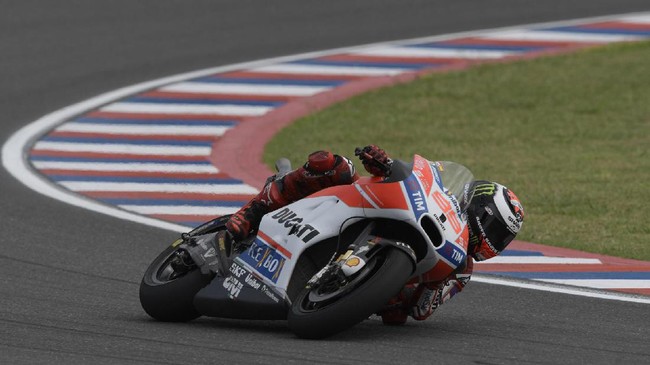 Jorge Lorenzo kembali bersenggolan dengan Andrea Iannone di Sirkuit Termas de Rio Hondo Argentina sehingga pebalap Ducati itu terpental dan gagal finis.
