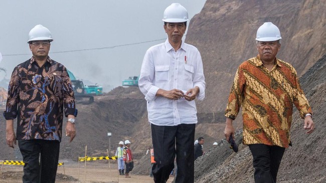 Jokowi mengangkat Menhub Budi Karya Sumadi menjadi menteri pekerjaan umum dan perumahan rakyat (PUPR) ad interim menggantikan Basuki Hadimuljono.