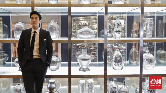 So Ji Sub tak ingin menikmati keuntungan perayaan 20 tahun kariernya sendirian. Ia memutuskan menyumbang Rp1,1 miliar untuk bantu anak-anak tak mampu.