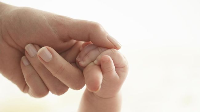 Spesialis endokrinologi reproduksi John Zhang umumkan kelahiran bayi dari 3 DNA campuran. Sukses proyek percobaannya ini justru timbulkan pro dan kontrak.