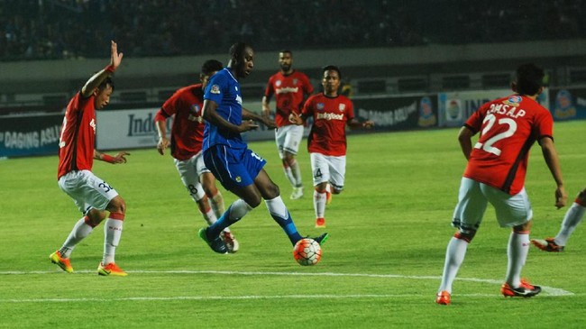 Sejumlah netizen turut menyalahkan Persib Bandung atas melempemnya performa Carlton Cole di Persib Bandung selama ini.