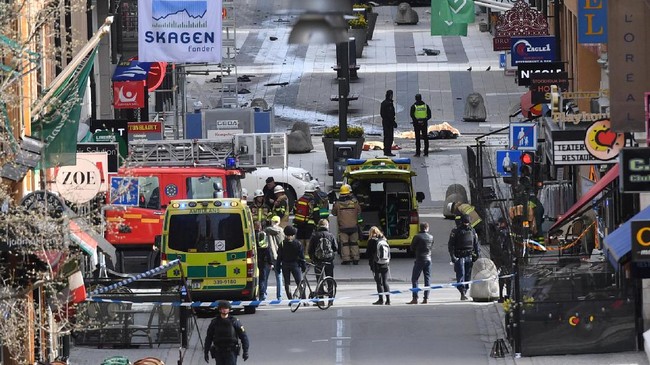 Seorang polisi terluka akibat ditusuk dibagian belakang dan leher di kota Stockholm, namun belum ada indikasi itu serangan terorisme. 