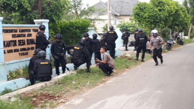 Penumpang sebuah mobil melepaskan tembakan ke arah petugas saat razia lalu lintas dan langsung kabur. Petugas kini mengepung lokasi persembunyian pelaku.